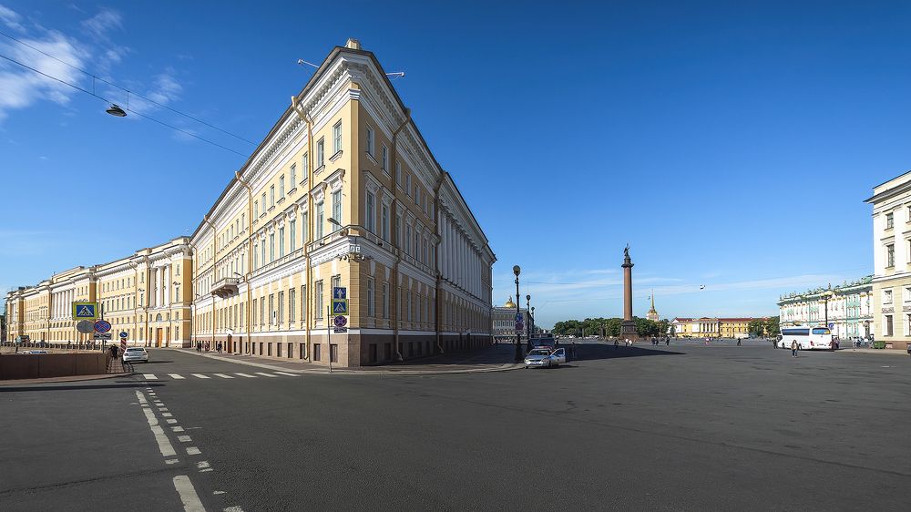 Пришвартовался  у Дворцовой. Санкт-Петербург.