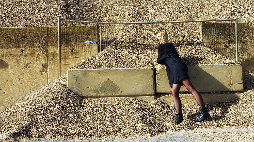 Annelies on stones