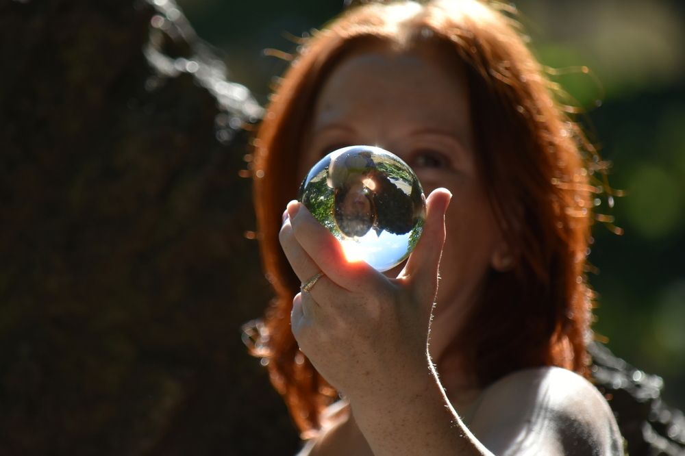 Женщина сквозь шар времени / Woman through the ball of time