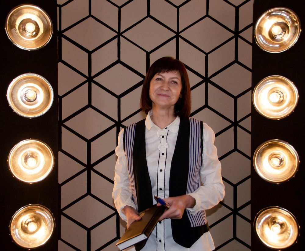 Среди софитов