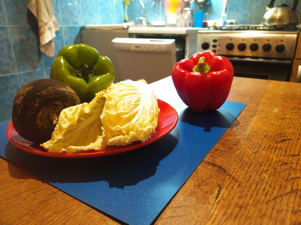 овощи на красной тарелке