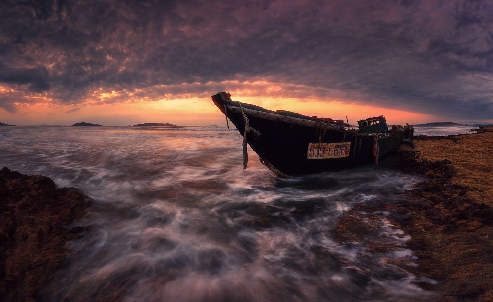 В одиночестве.