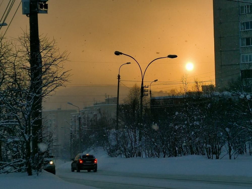 Заполярное солнышко во время снегопада