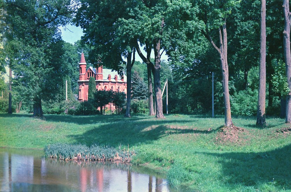 Красный костёл у реки Спушанки