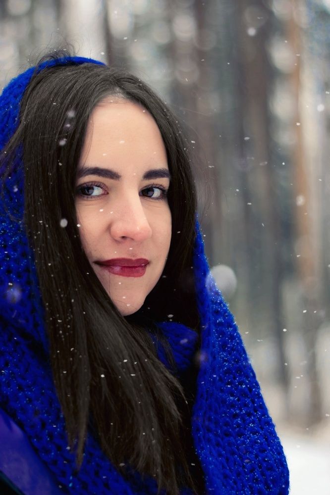 Красавица в синей шале зимой