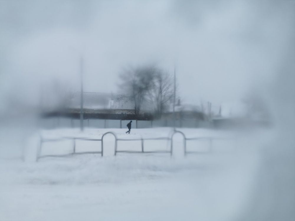 Сквозь замерзшее окно.