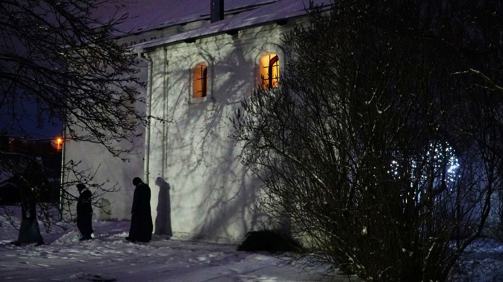 Монахи
