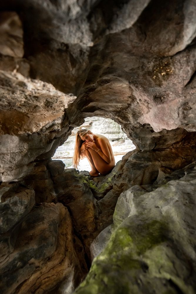 В обрамлении скал