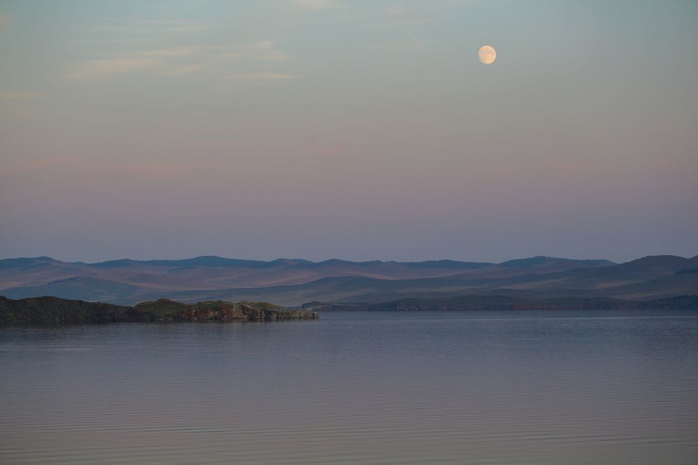 Лунный вечер на Байкале возле острова Ольтрек