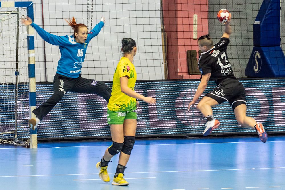 На встречных курсах. Женский гандбол.