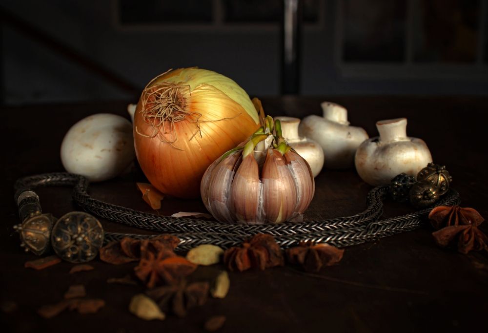 Натюрморт с шампиньонами, луком и чесноком