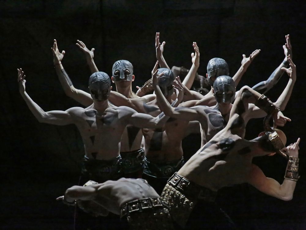 Танец. Маски.