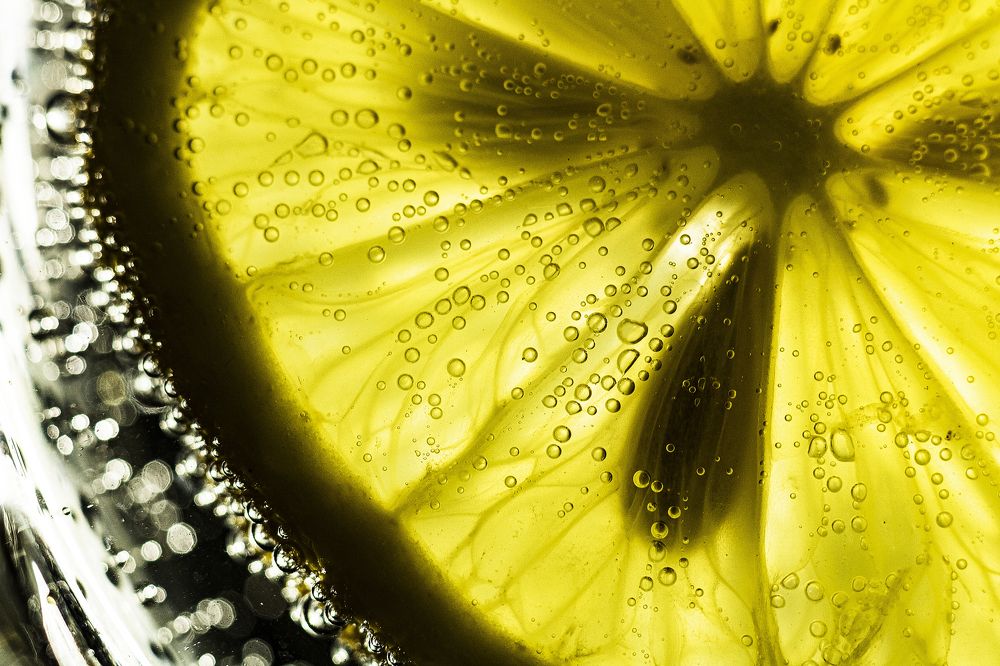 Лимон в стакане минералки