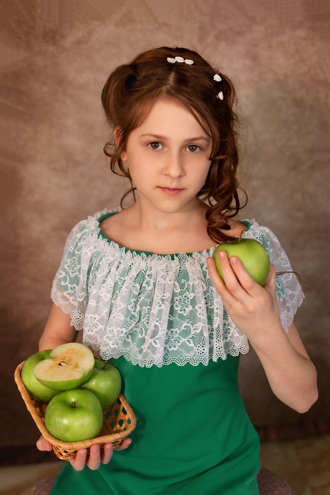 Портрет с зелёными яблоками
