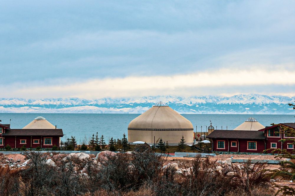 Горы, озеро, юрта