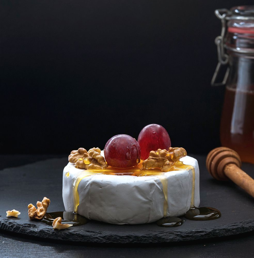 Этюд с мёдом сыром и виноградом