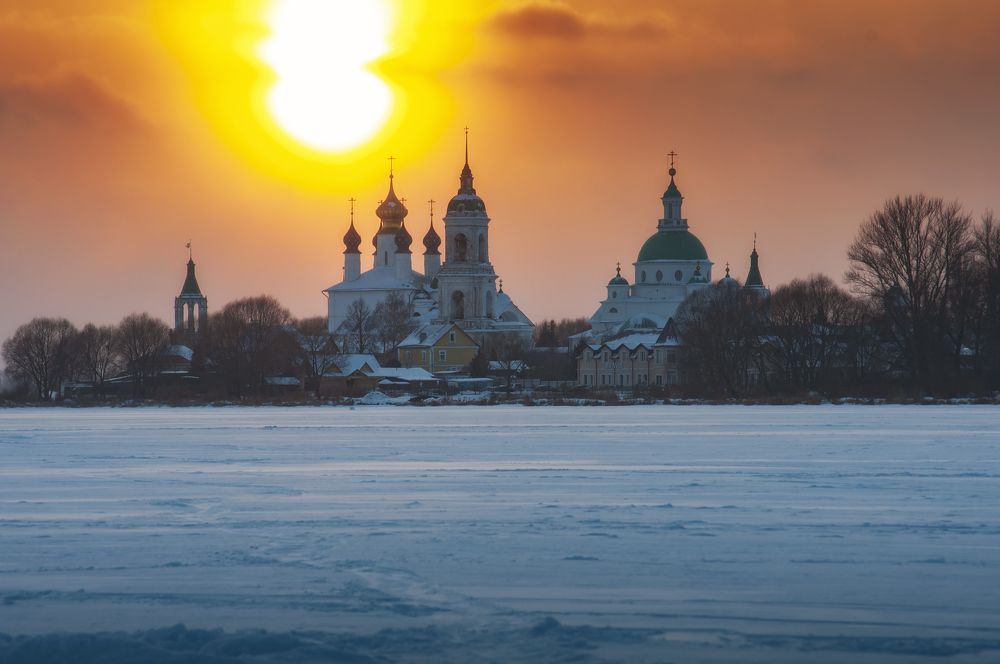 Дивный закат на озере Неро