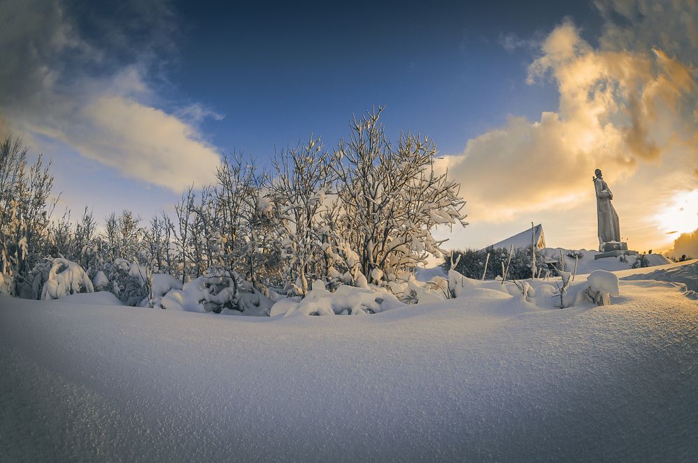 Памятник Алёша в снежном пейзаже.