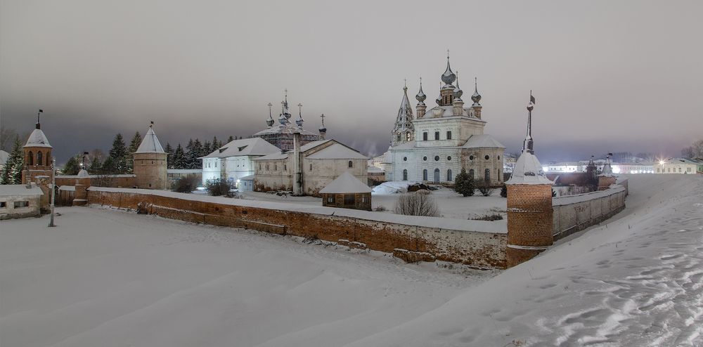 Монастырь в ночь перед Рождеством.