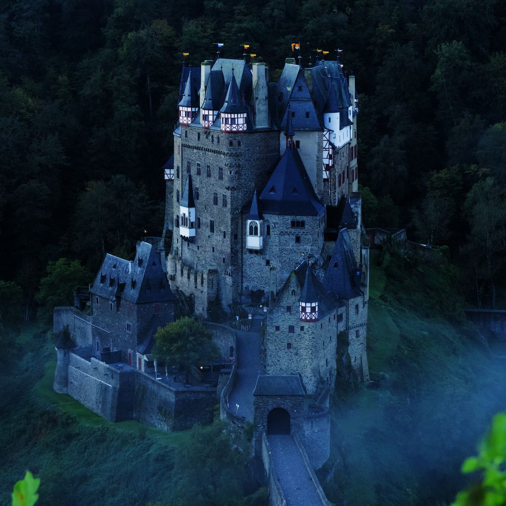 Trough the mist, a shape, a castle is taking form