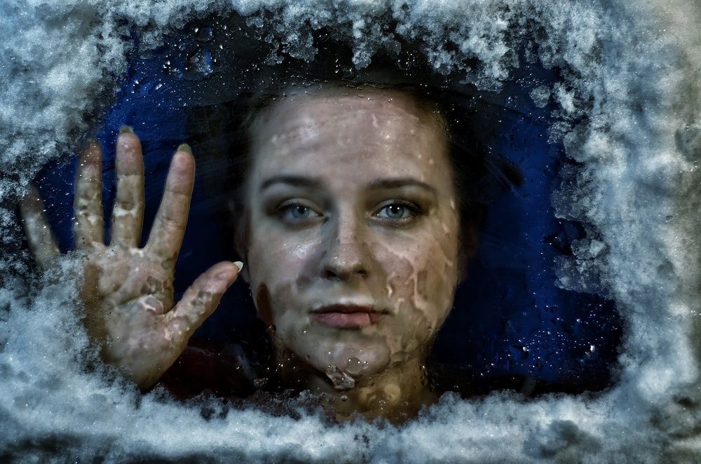 Подо льдом.