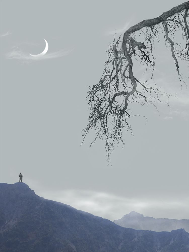 Горы уснули. На облаке белом месяц плывет молодой