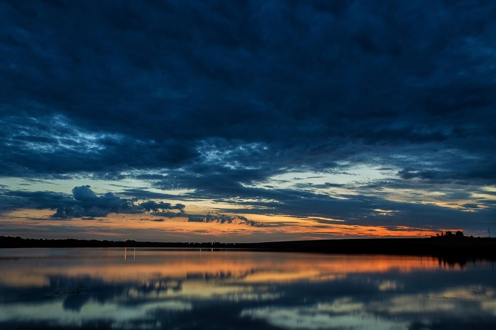 День догорает