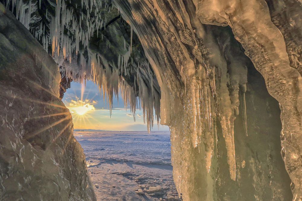 Ледяные пещеры Байкала