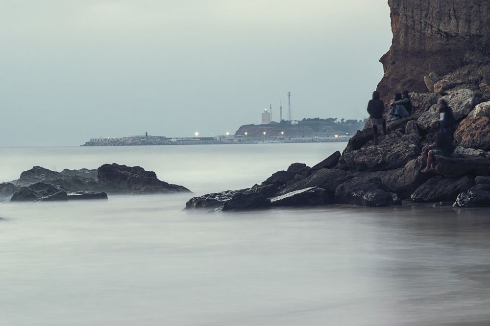 Personas mirando el mar