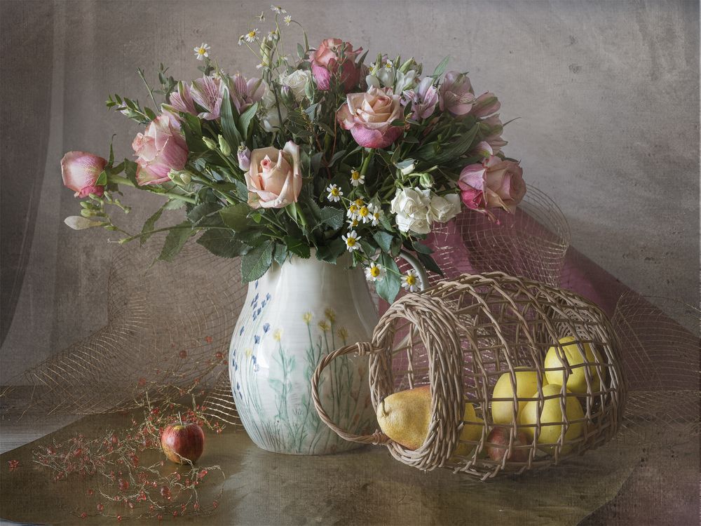 Натюрморт с цветами и фруктами