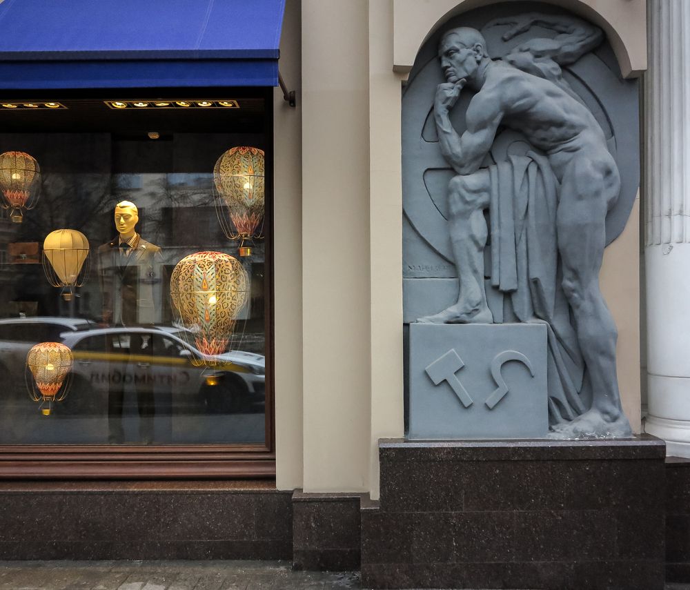 "Рабочий" на фасаде Петровского Пассажа в Москве.