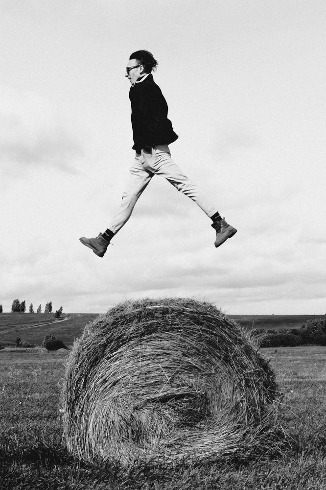 Кто главный - парень, табурет или тюк сена?