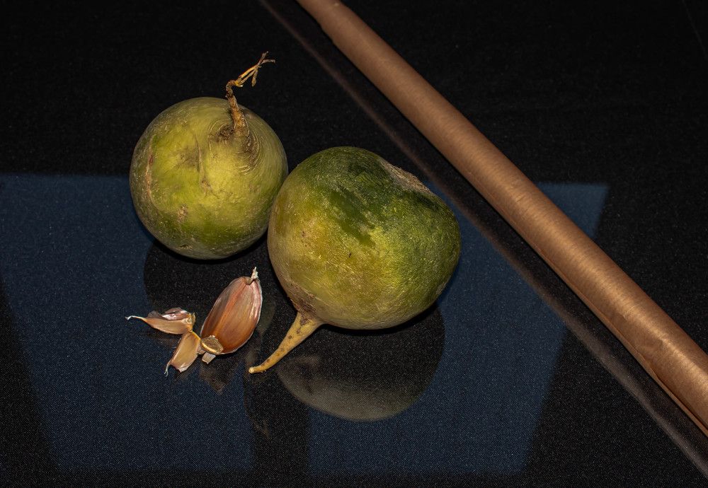 Натюрморт с редькой и чесноком