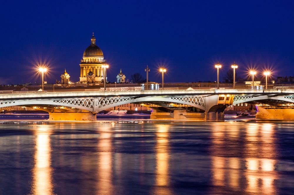Красивый вечерний вид на Исаакиевский собор и Благовещенский мост