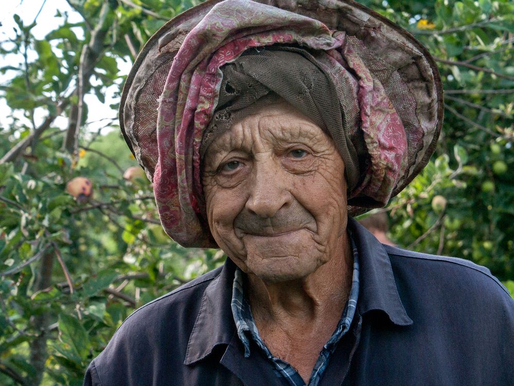 Дядя Костя, пасечник