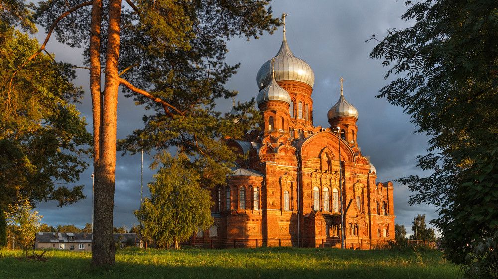 Собор в лучах заката.