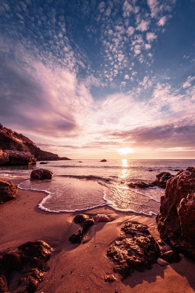 Зимнее море в свете закатного солнца. Крым.