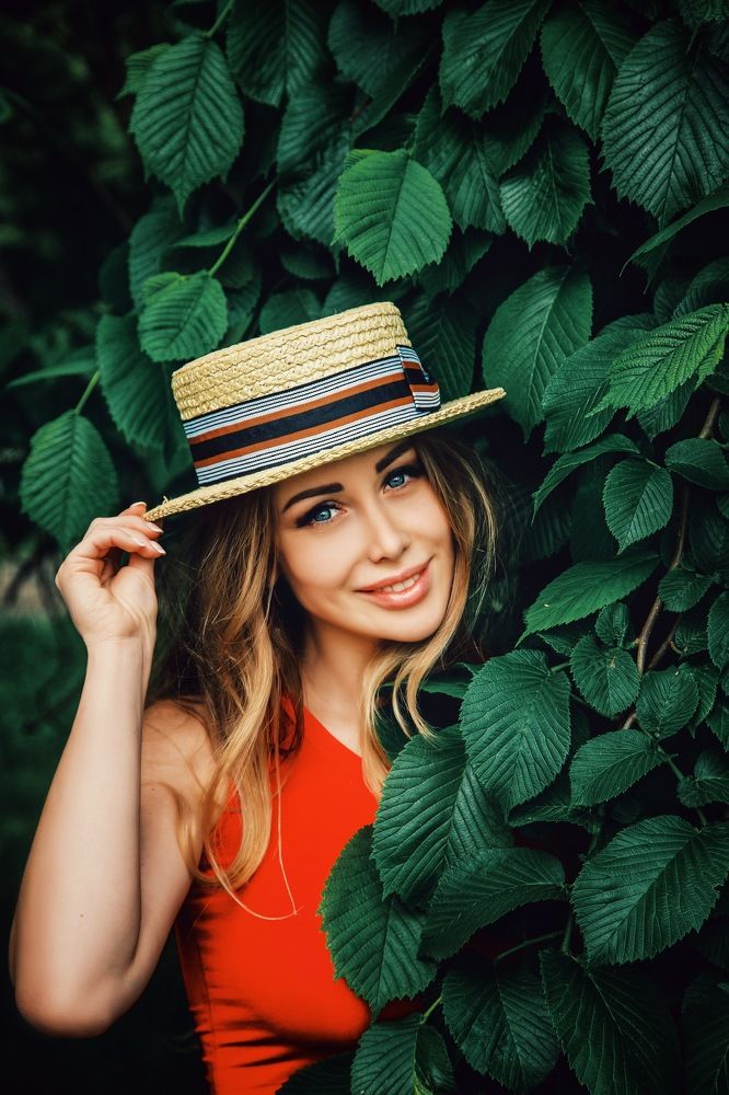 Девушка в красном