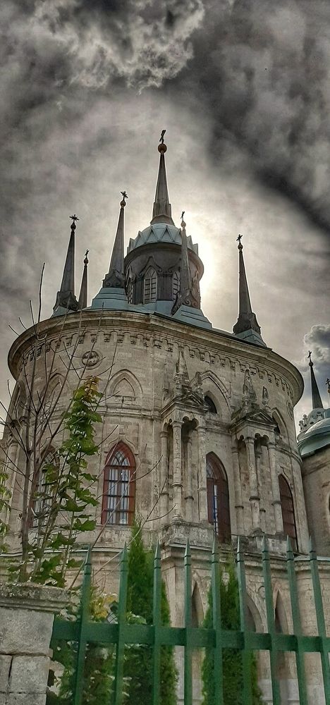 Грозовые тучи над храмом