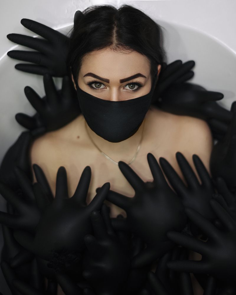 девушка в маске