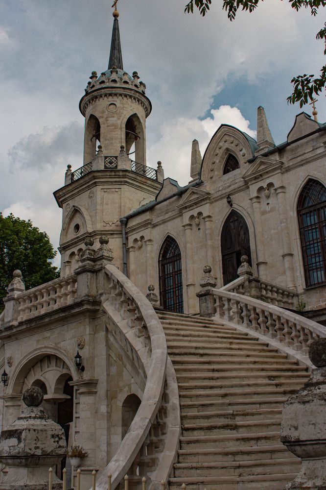 Пронзающая облака Владимирская церковь