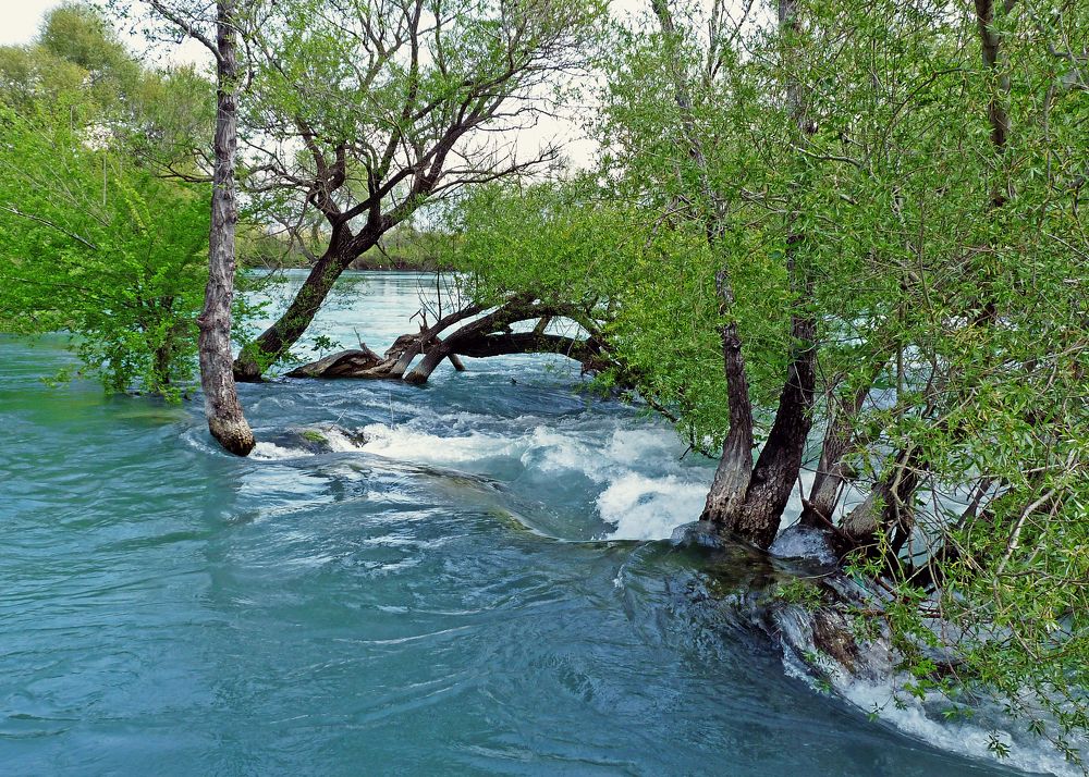 Сиде. Водопад Манавгат. Весеннее половодье.