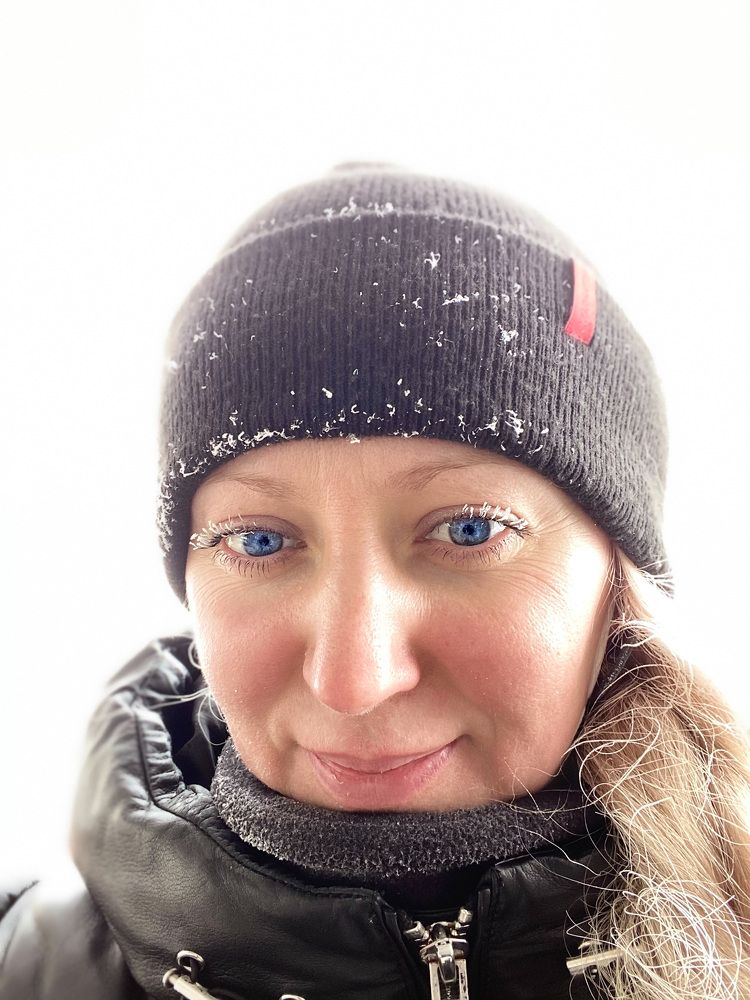 Мороз раскрасил инеем ресницы.