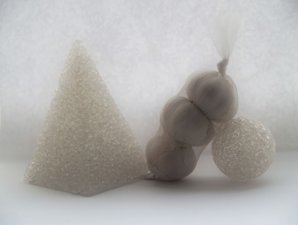 натюрморт с фигурами и чесноком.