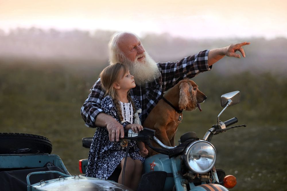 Дедушка с внучкой