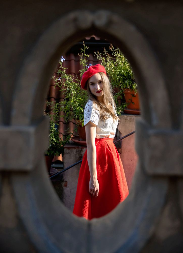 девушка в красном берете