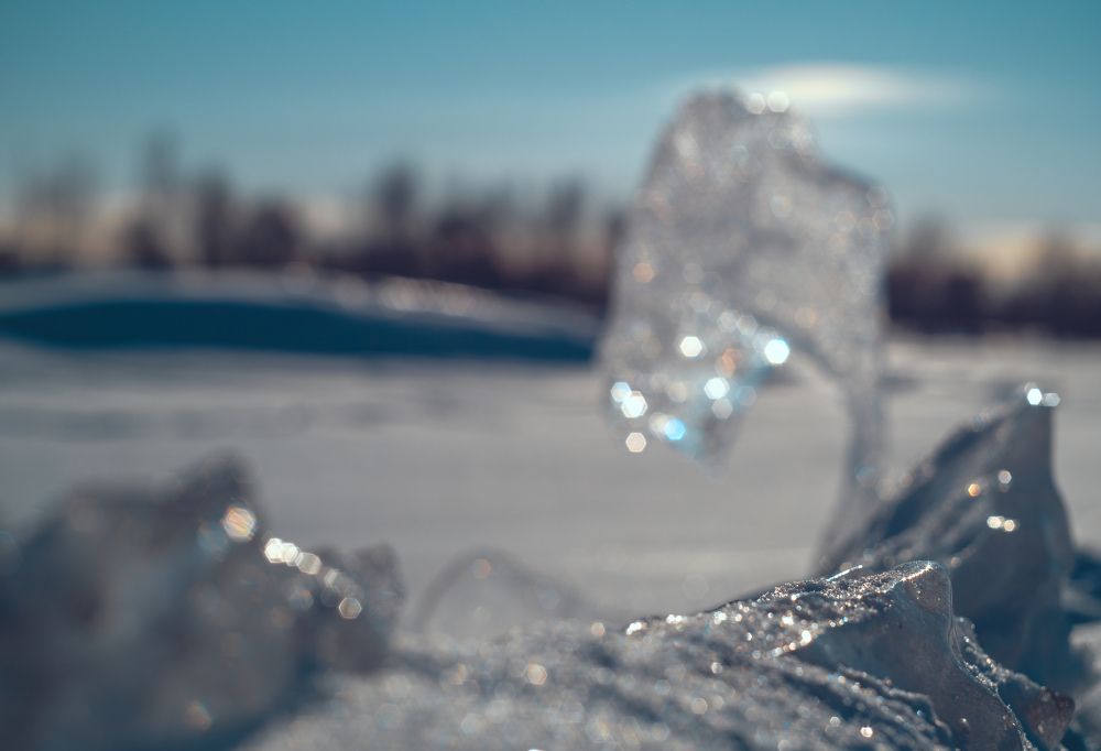 Льдины на берегу реки Кама