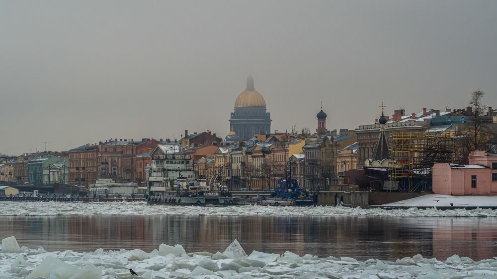 Вид с Невы на Исаакиевский собор.