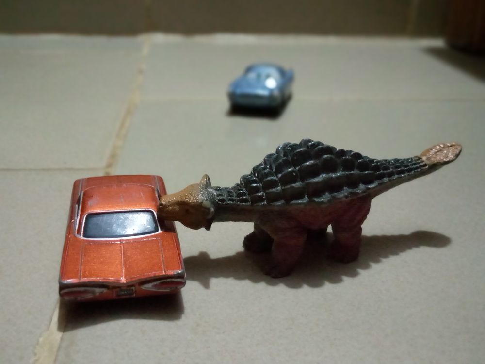 Voitures et dinosaure