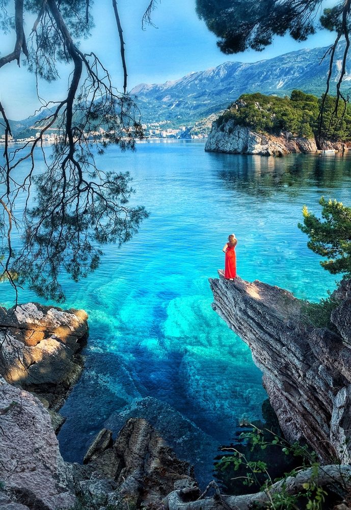 Девушка на скале